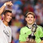 Cristiano señala a Casillas, con el trofeo de mejor jugador del partido. Lo había ganado el portugués, pero se lo cedió al capitán en reconocimiento por su partido