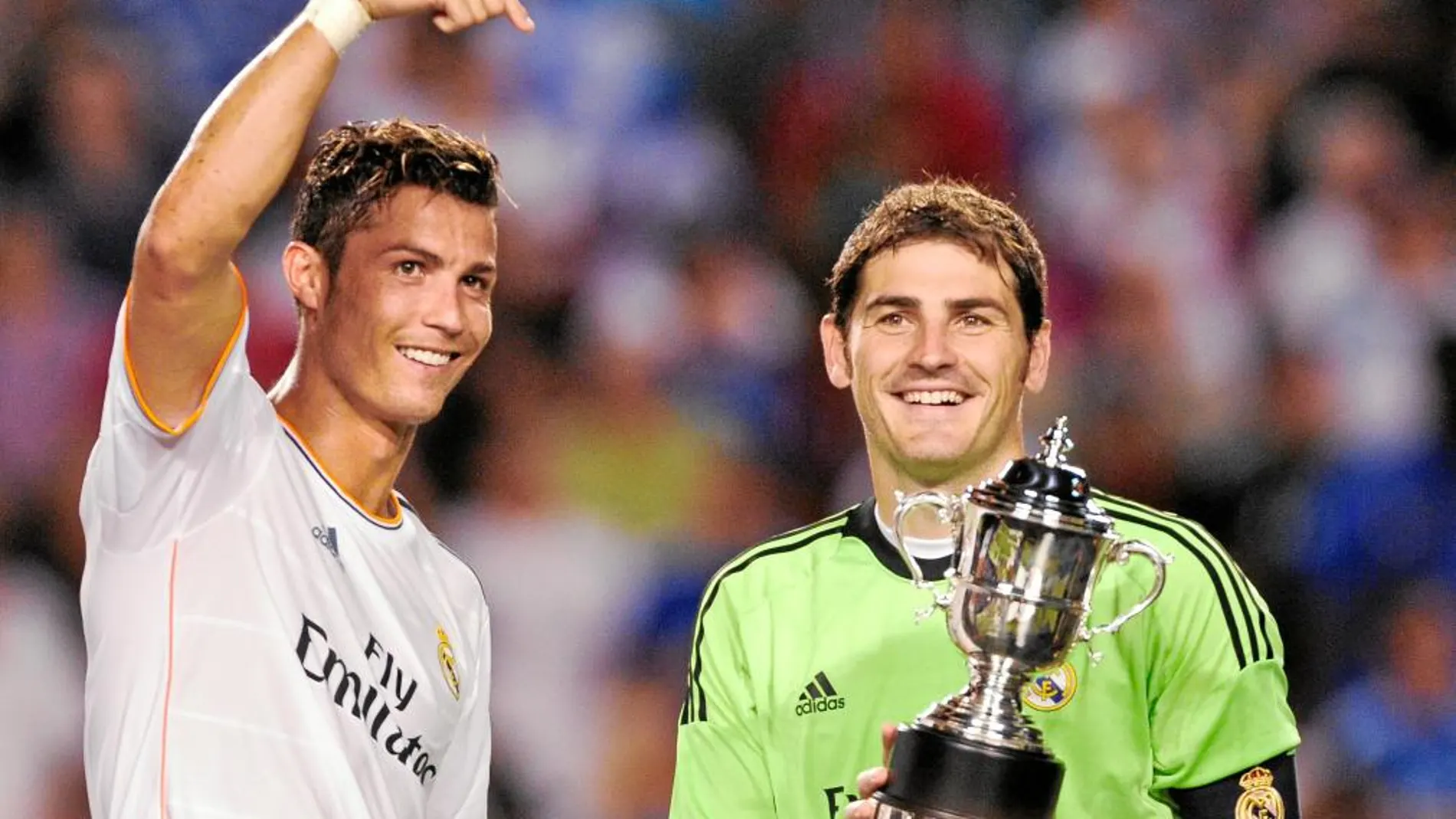 Cristiano señala a Casillas, con el trofeo de mejor jugador del partido. Lo había ganado el portugués, pero se lo cedió al capitán en reconocimiento por su partido