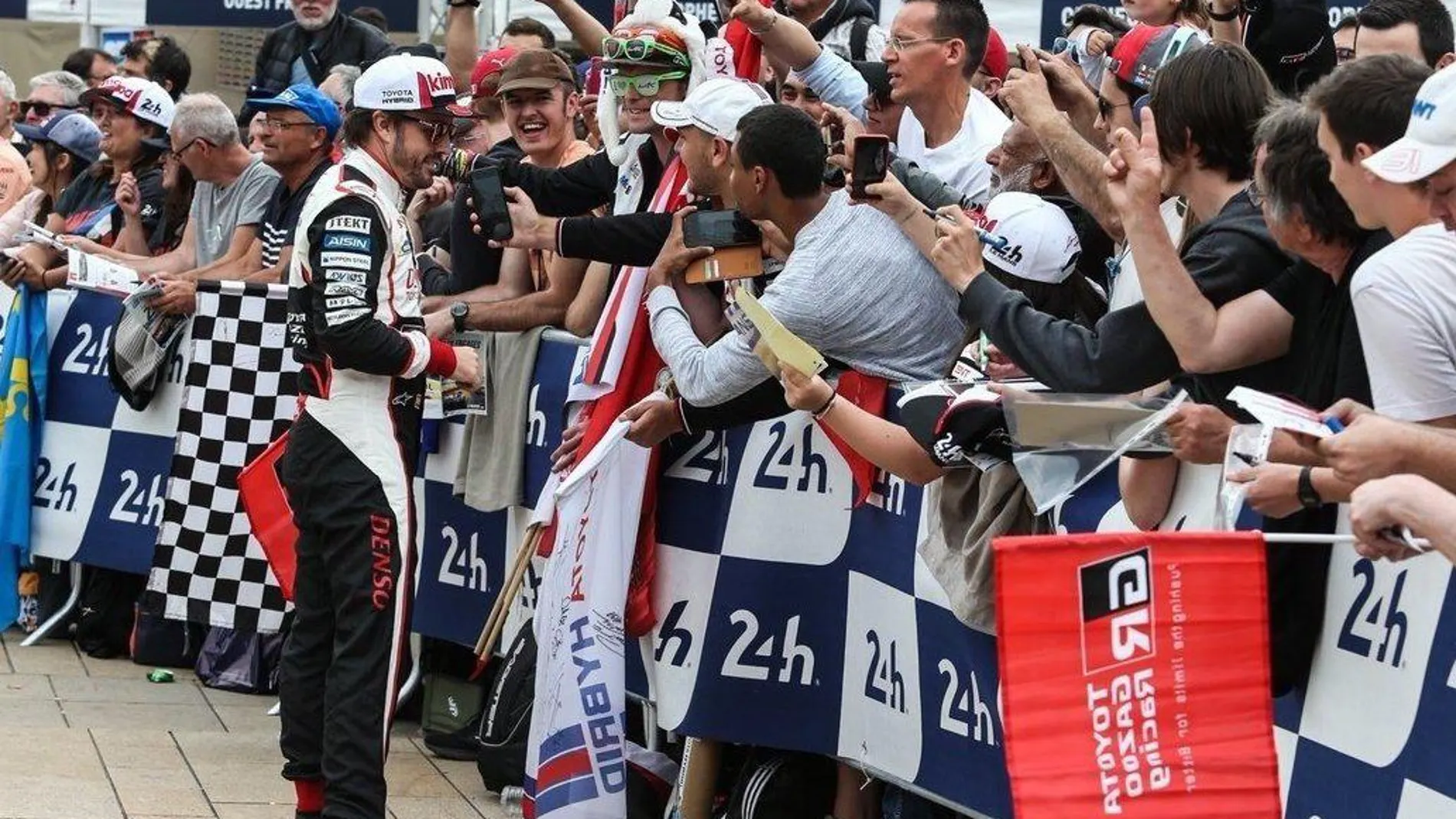 ¿Qué hace Alonso un día antes de correr en Le Mans?