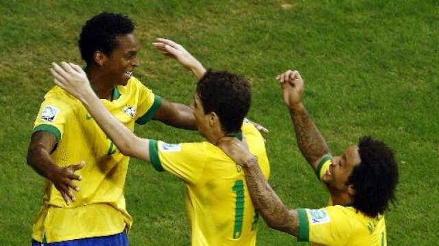 El delantero de la selección brasileña João Alves de Assis 'Jo' (i) celebra con sus compañeros Óscar (c) y Marcelo Vieira (d) su tanto ante Japón