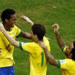 El delantero de la selección brasileña João Alves de Assis 'Jo' (i) celebra con sus compañeros Óscar (c) y Marcelo Vieira (d) su tanto ante Japón