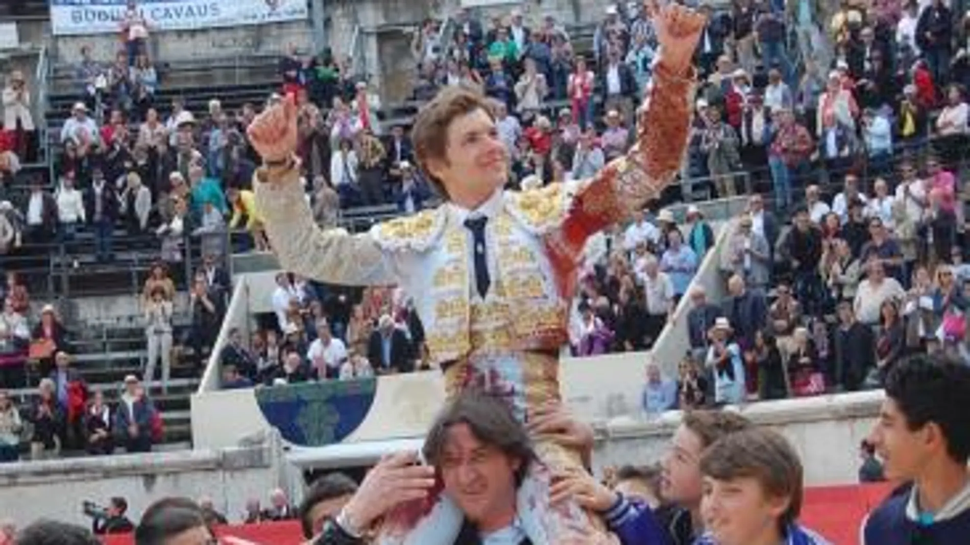 Juan Leal sale a hombros del Coliseo de Nimes