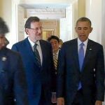 Barack Obama, y Mariano Rajoy, conversan ayer antes de entrar en una reunión del G-20 en San Petersburgo