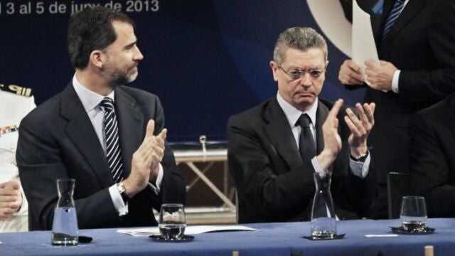 El príncipe Felipe, el ministro de Justicia, Alberto Ruíz Gallardón (c); y el alcalde de Girona, Carles Puigdemont.