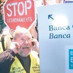 GRA258. BARCELONA, 14/11/2012.- Unos 150 'yayoflautas', como se denomina al grupo de jubilados catalanes indignados, se han manifestado hoy por el centro de Barcelona en apoyo a la huelga general y han acabado ocupando una sucursal del BBVA para exigir que se paralice el desahucio de una familia de Mataró (Barcelona). EFE/Alejandro García