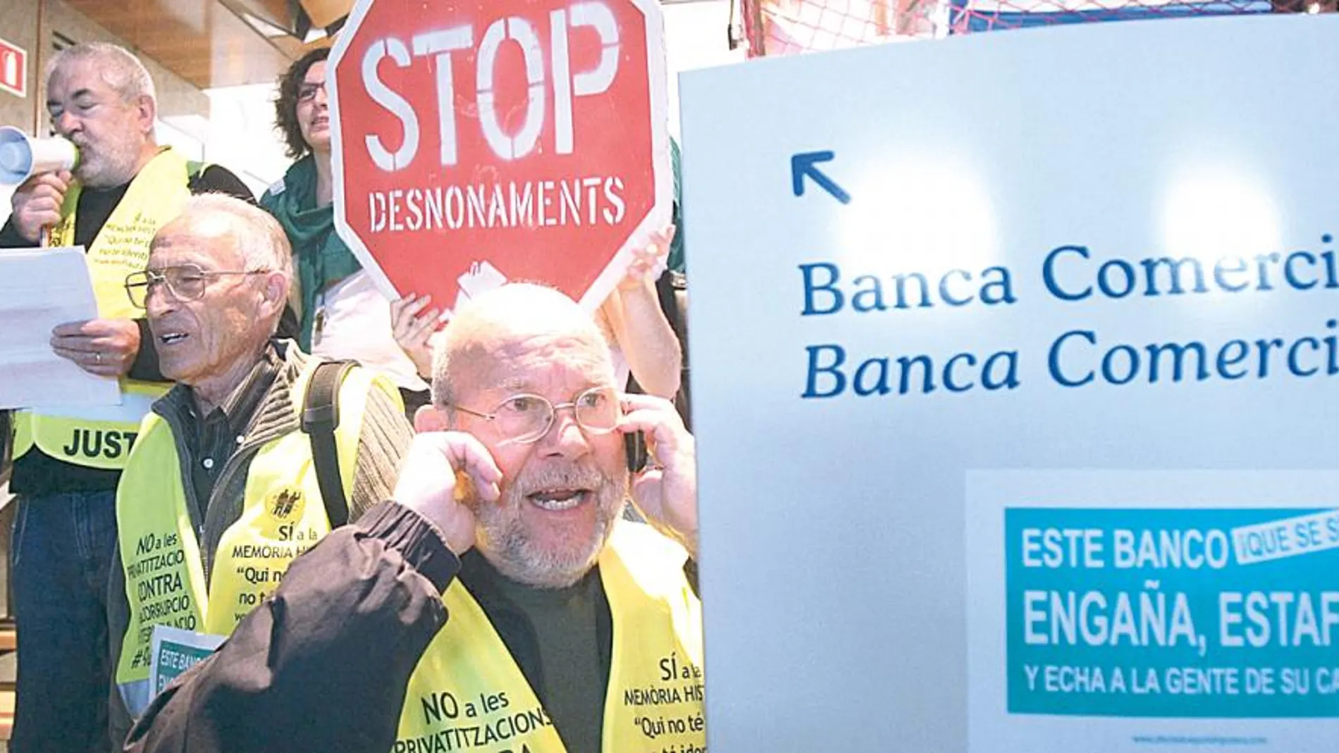 GRA258. BARCELONA, 14/11/2012.- Unos 150 'yayoflautas', como se denomina al grupo de jubilados catalanes indignados, se han manifestado hoy por el centro de Barcelona en apoyo a la huelga general y han acabado ocupando una sucursal del BBVA para exigir que se paralice el desahucio de una familia de Mataró (Barcelona). EFE/Alejandro García