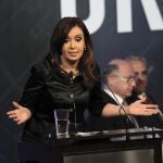 BAS105- LOS CARDALES (ARGENTINA) 28/11/2012 - La presidenta de Argentina, Cristina Fernández de Kirchner, habla junto a su homóloga de Brasil, Dilma Rousseff (no en la foto), en el cierre de la décimo octava edición de la conferencia anual de la Unión Industrial Argentina (UIA), hoy miércoles 28 de noviembre de 2012, en la localidad de Los Cardales, a 60 kilómetros de Buenos Aires. EFE/Leo La Valle
