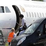 El presidente Evo Morales sube a su avión en el aeropuerto de Viena