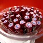 Hasta las botellas del cerveza lucen las chapas del Bayern Munich en la tienda oficial del club