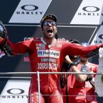 Danilo Petrucci celebra su triunfo en el podio