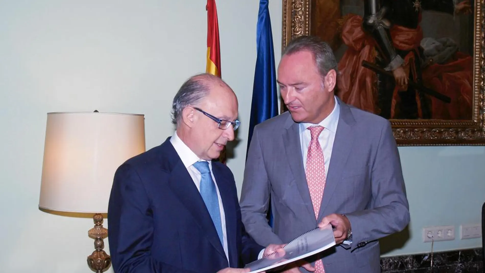 El presidente de la Generalitat conversa con el vicepresidente, Císcar y el conseller de Hacienda, Vela, ayer en Les Corts