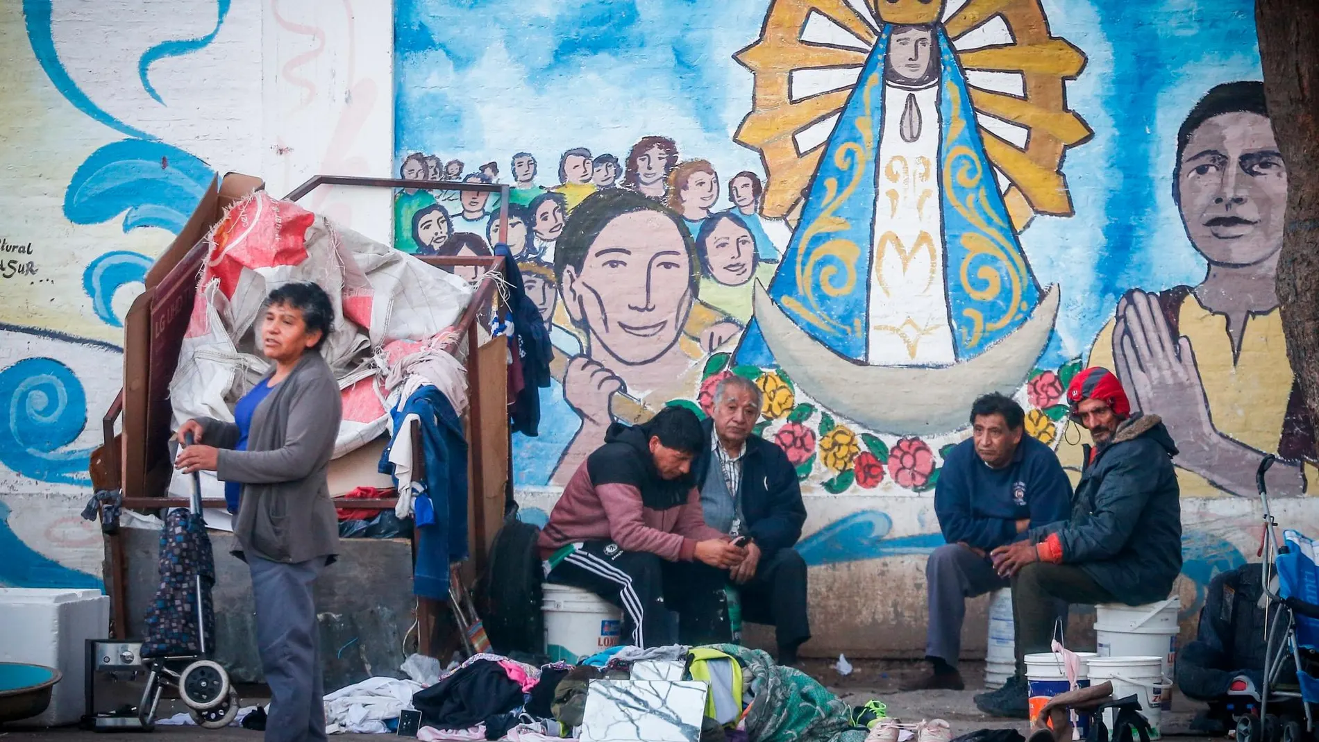Un grupo de vagabundos en Buenos Aires. La pobreza se ha disparado con una inflación camino del 90%