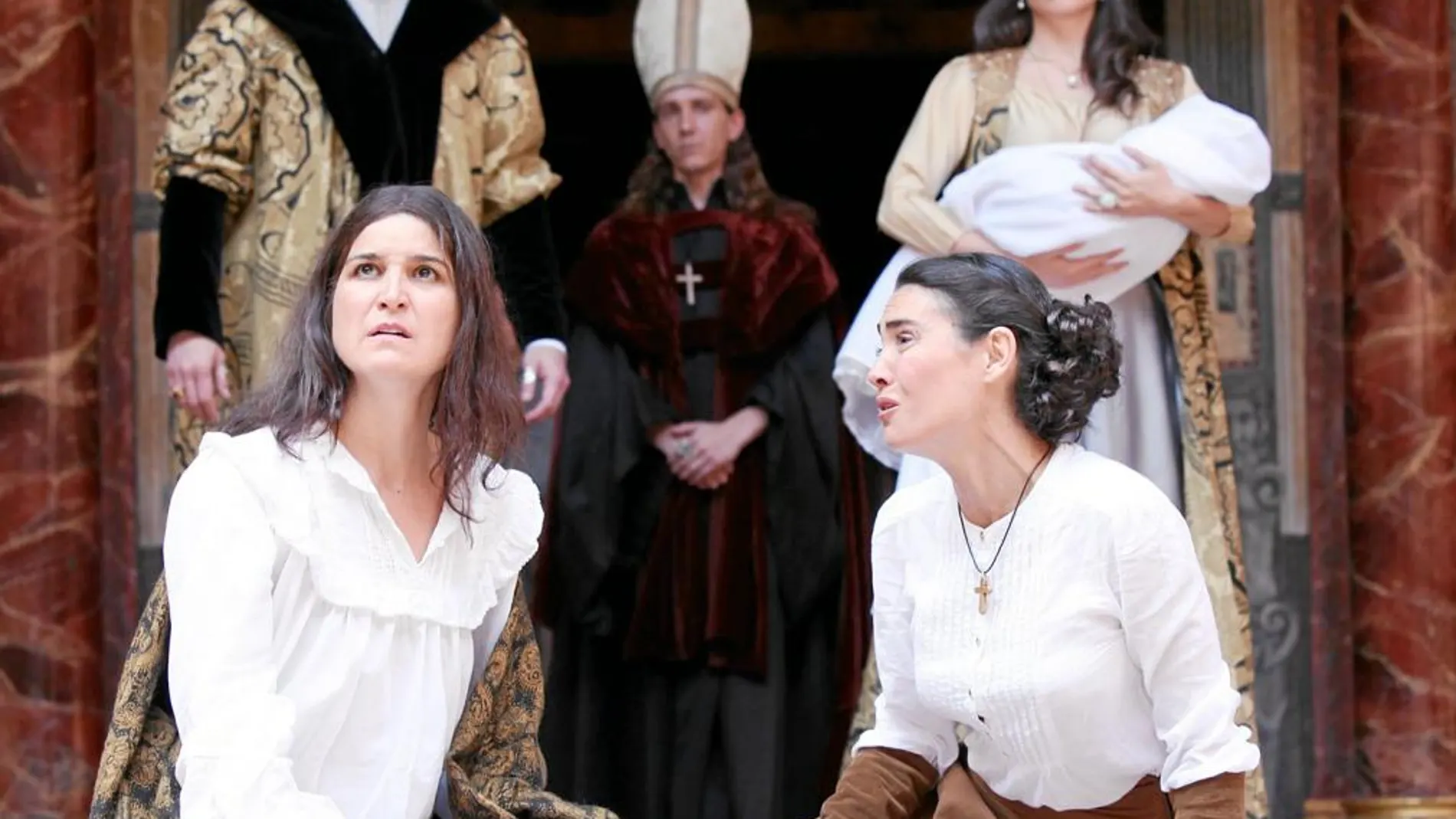 Escena de la obra a su paso por The Globe, con Fernando Gil, Jesús Teyssiere, Sara Moraleda (fondo) y Elena González y Alejandra Mayo