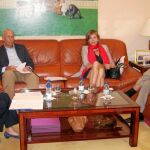 El consejero de Educación, Juan José Mateos, Sánchez-Pascuala y Pilar González se reúnen a Donata Carmen Gräfin Finck