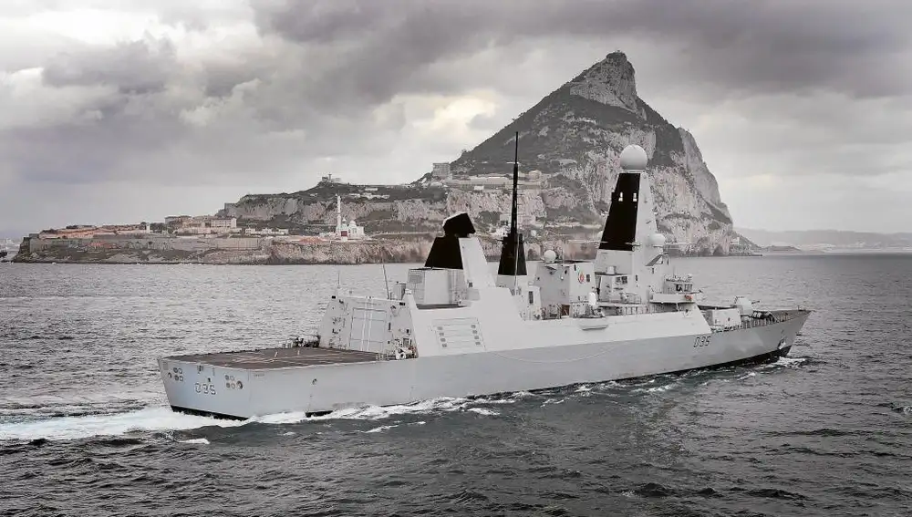 «HMS DRAGON», destructor británico tipo 45, fotografiado en las inmediaciones de Gibraltar en marzo de este año