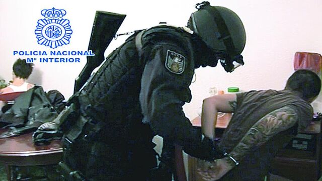 Fotografía facilitada por la Policía Nacional que ha detenido a dos chilenos, un hombre y una mujer, como presuntos autores de la colocación de un artefacto que estalló en la Basílica del Pilar