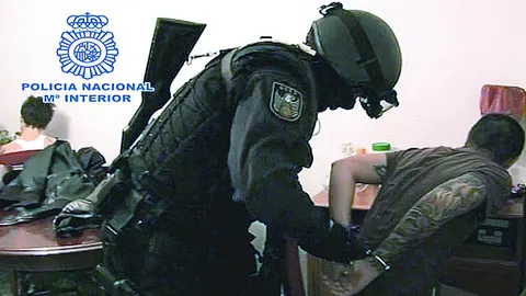 Fotografía facilitada por la Policía Nacional que ha detenido a dos chilenos, un hombre y una mujer, como presuntos autores de la colocación de un artefacto que estalló en la Basílica del Pilar