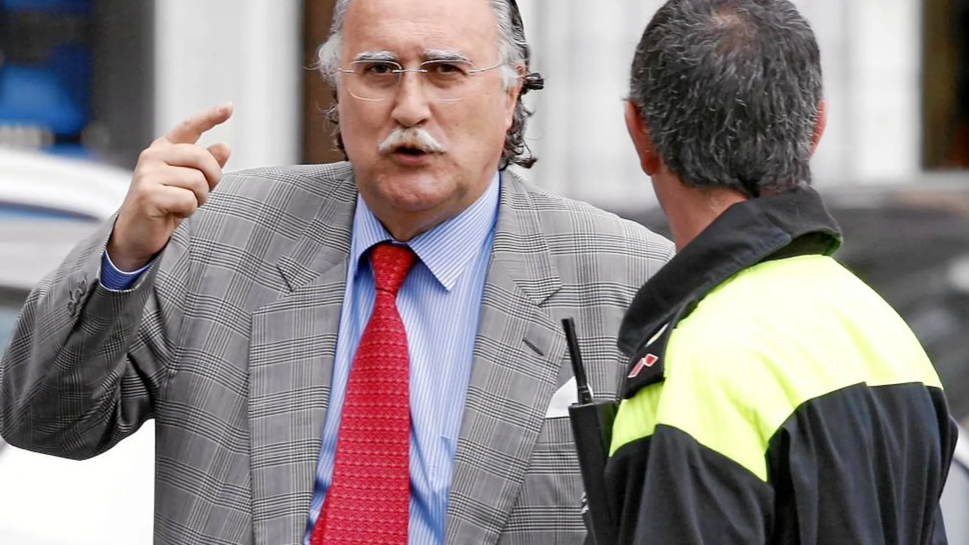 El alcalde de Bilbao, Iñaki Azkuna, no ve motivos para sustituir a Jone Artola