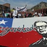 Miles de personas con fotografías de desaparecidos y una gran bandera marchan hoy, domingo 08 de septiembre de 2013, en conmemoración del 40 aniversario del golpe militar de Augusto Pinochet al Gobierno socialista de Salvador Allende y su muerte, el 11 de septiembre de 1973, en Santiago de Chile (Chile).