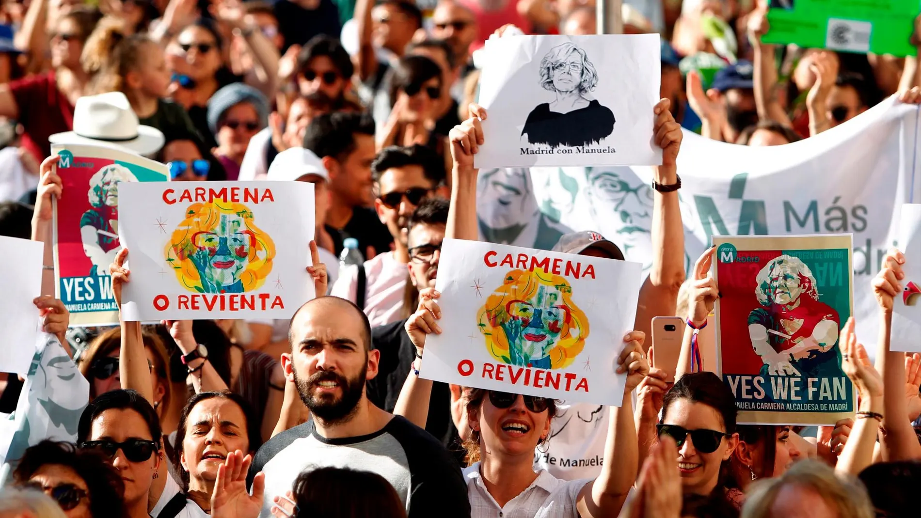 Manifestación en apoyo a Carmena frente al Ayuntamiento de Madrid