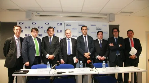 De izda a dcha, el De. Jesús Almendral, director del Centro Intregral de Enfermedades Cardiovasculares (CIEC), de HM Hospitales; el Dr. Ángel González Pinto, jefe del Servicio de Cirugía Cardiovascular de HM Hospitales; el Dr. Juan Abarca Cidón, director general de HM Hospitales; el Dr. Valentín Fuster, director del Centro Nacional de Investigaciones Cardiovasculares (CNIC); el Dr. José M. Castellano, del Instituto Cardiovascular del Hospital Mount Sinai; el Dr. Javier Castillo, del Departamento de Cirugía Torácica del Hospital Mount Sinai de Nueva York; el Dr. Jorge Solís, responsable de la Unidad de Imagen Cardiaca y del Programa de Valvulopatías de HM Hospitales; y el Dr. Tomás Chivato, decano de la Facultad de Medicina de la Universidad CEU San Pablo.