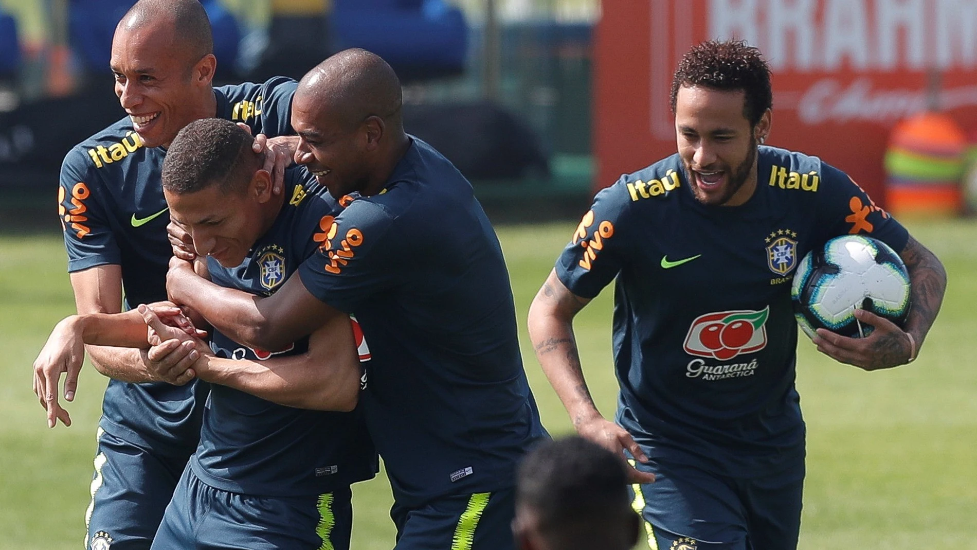 Neymar, en el entrenamiento con Brasil