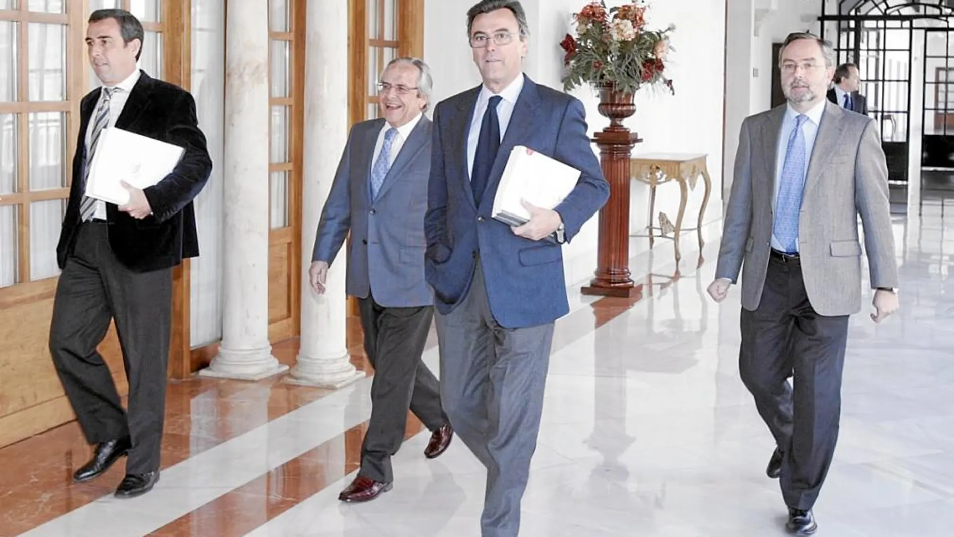 Rafael Navas (2 dch), en una de sus visitas a la sede parlamentaria como consejero mayor