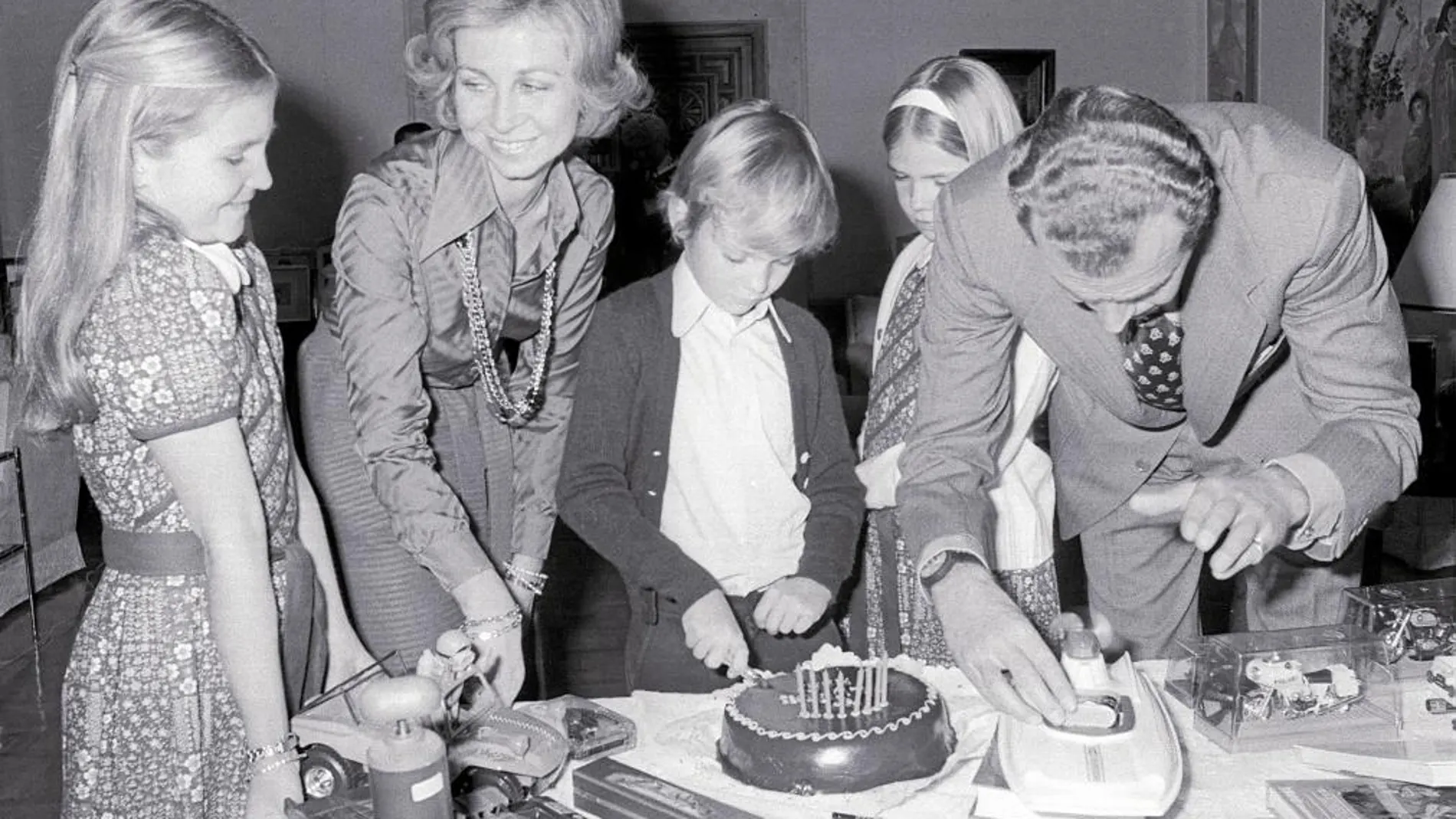 El Príncipe Felipe corta la tarta de su octavo cumpleaños ante la mirada de la reina Sofía y las infantas Elena y Cristina.