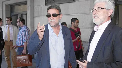 Francisco Fernández (izda.), secretario general de UGT-A, en los juzgados