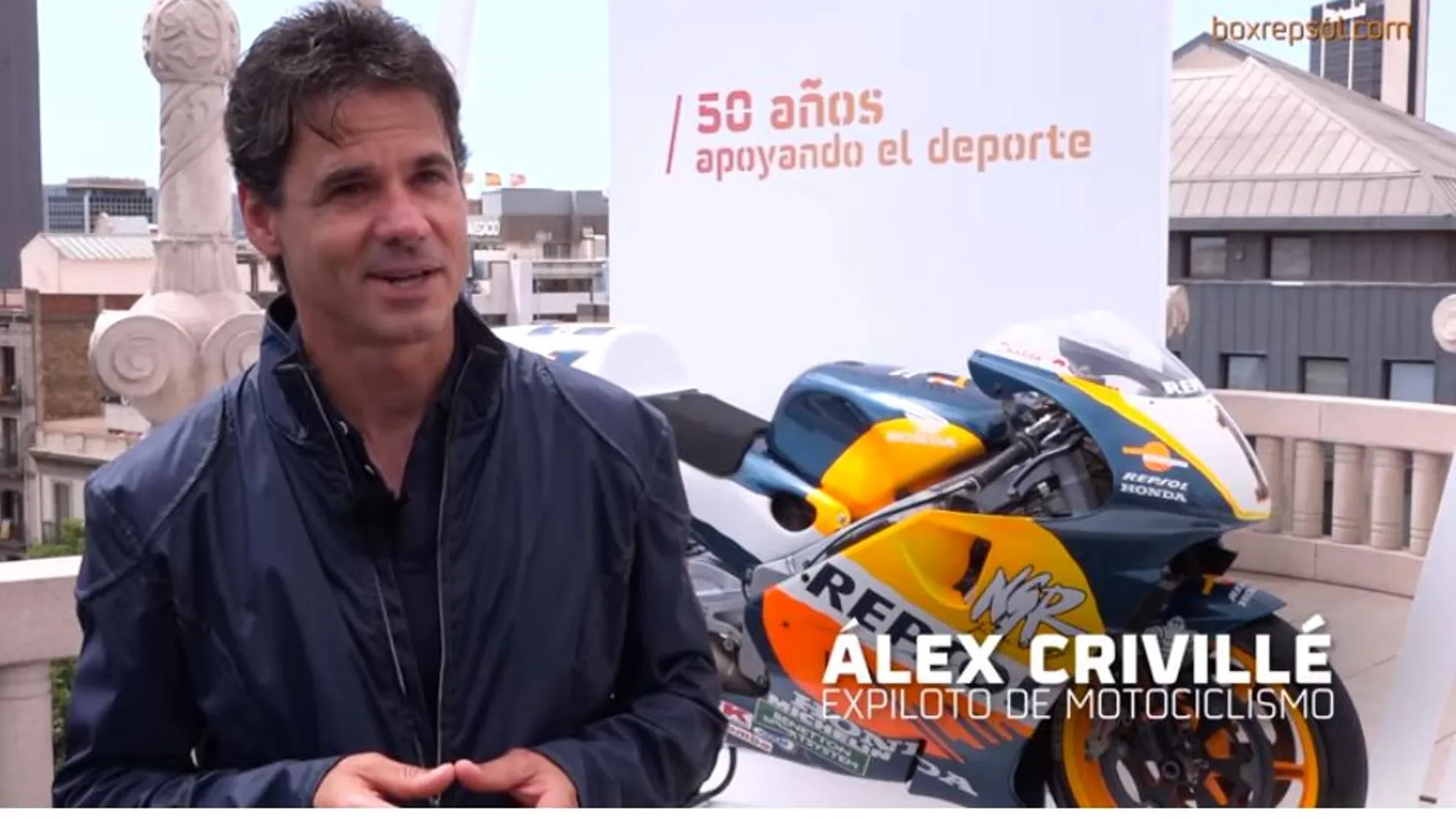 ¿Qué hacen la moto de Márquez y el F-1 de Pedro de la Rosa en el Paseo de Gracia de Barcelona?