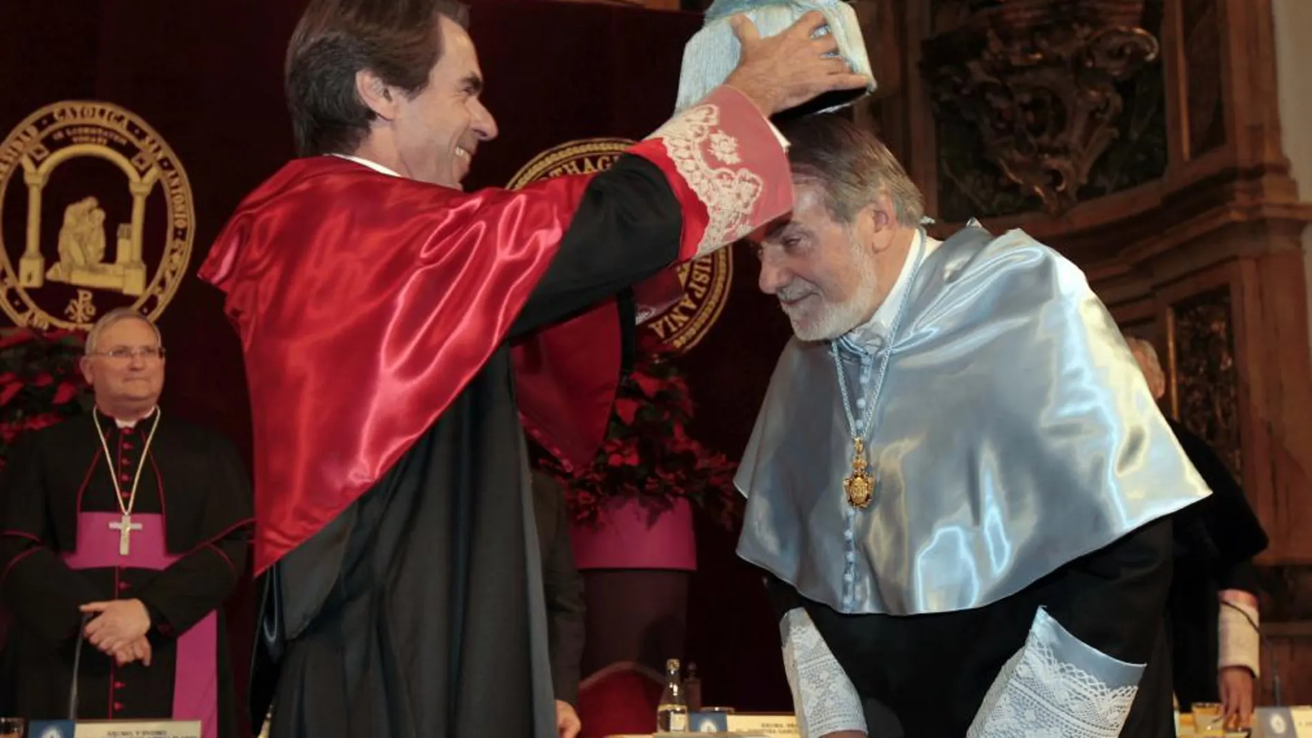 El exministro del Interior Jaime Mayor Oreja recibe el birrete de manos del ex presidente del Gobierno José María Aznar
