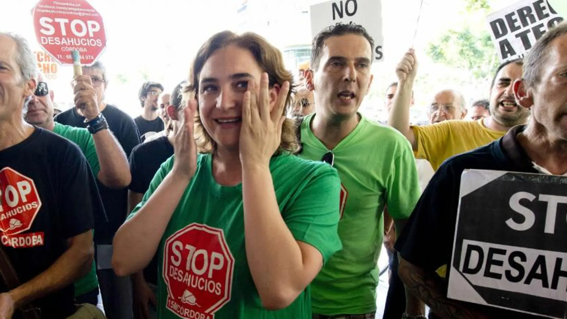 Ada Colau durante el encierro que han mantenido hoy miembros de "Stop Desahucios"de Córdoba en una sucursal de Cajasur.