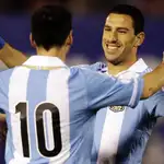 Maxi Rodriguez celebra un gol con Messi.