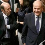 El secretario general del PSOE, Alfredo Pérez Rubalcaba, con Manuel Chaves, ex presidente andaluz