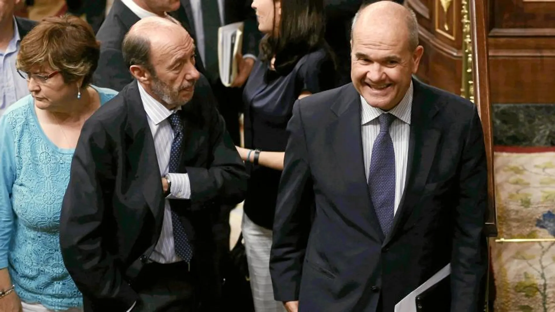 El secretario general del PSOE, Alfredo Pérez Rubalcaba, con Manuel Chaves, ex presidente andaluz
