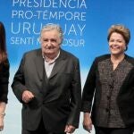 De izquierda a derecha, los presidentes de Bolivia, Evo Morales; Argentina, Cristina Fernández; Uruguay, José Mujica; Brasil, Dilma Rousseff y Venezuela, Nicolás Maduro, posan al inicio de la Cumbre del Mercosur en Montevideo (Uruguay)