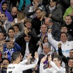 Ronaldo y Bale chocan las manos tras uno de los tantos al Sevilla
