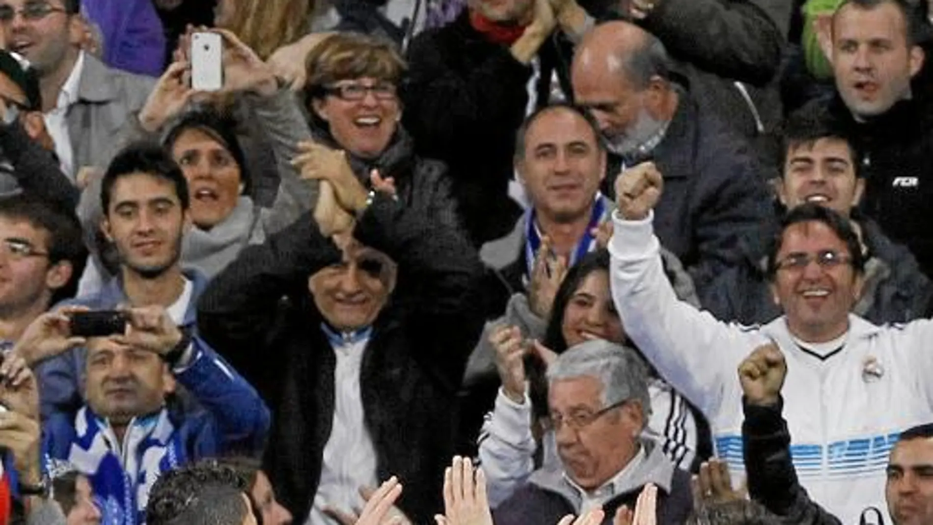Ronaldo y Bale chocan las manos tras uno de los tantos al Sevilla