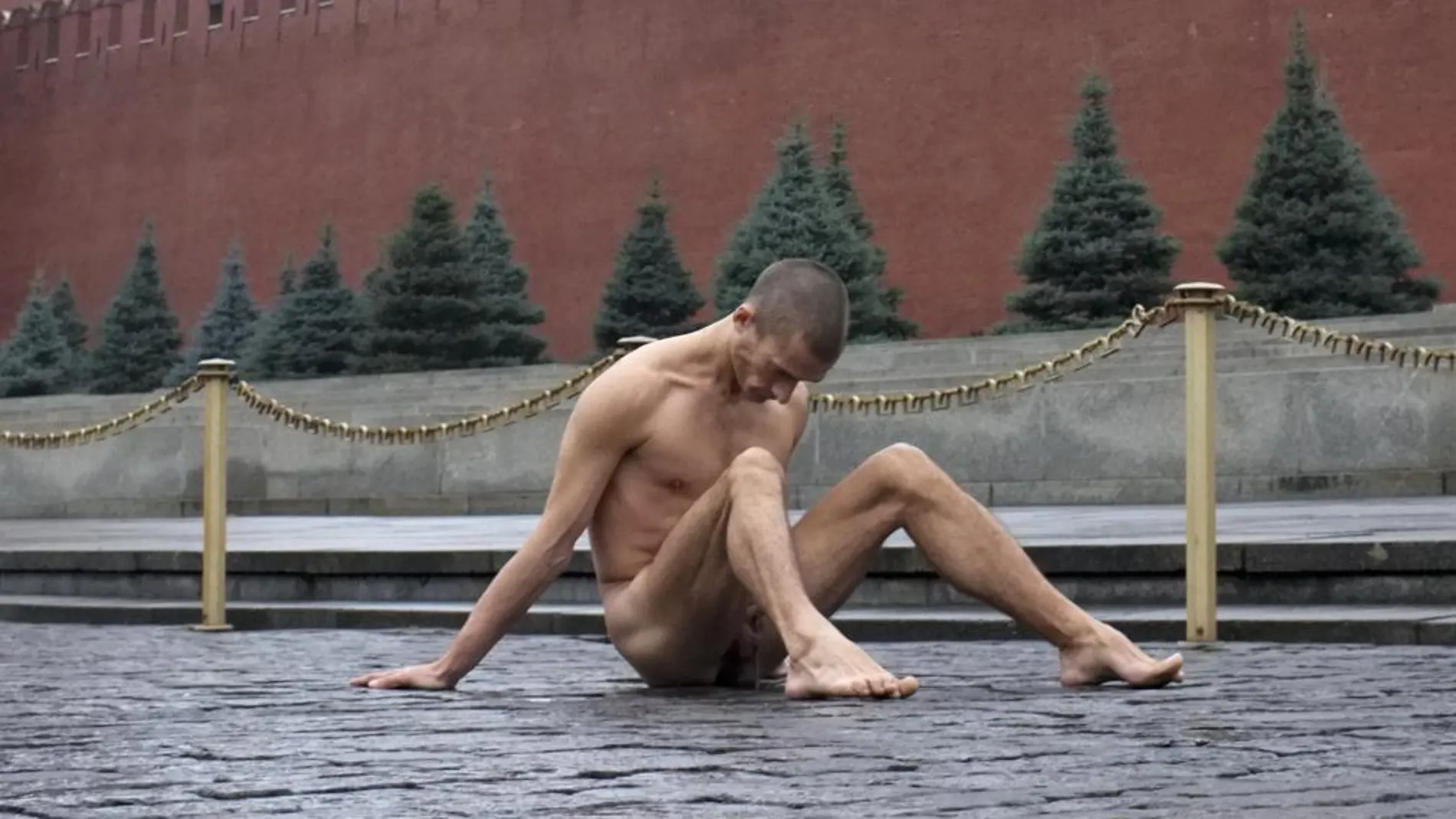 El artista-activista ruso Piotr Pavlenski con sus partes íntimas clavadas en los adoquines de la Plaza Roja de Moscú