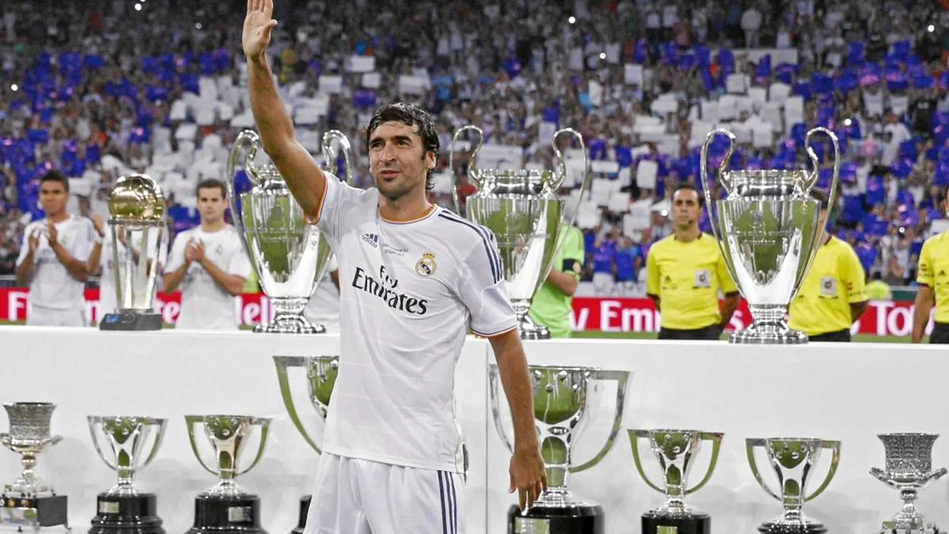 TROFEOS. Raúl posa con su impresionante colección de trofeos ganados con el Real Madrid