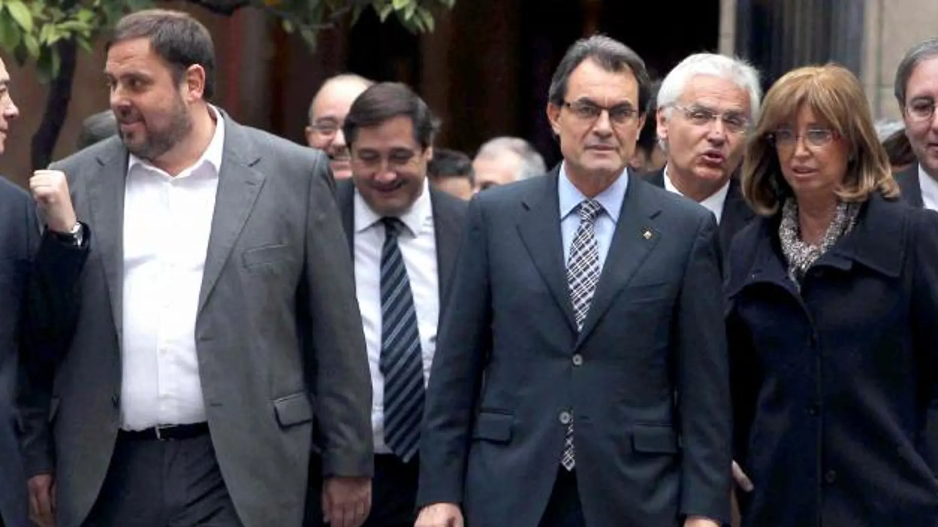 Artur Mas, Pere Navarro, Oriol Junquera, Ferran Ruiz Tarrragó, y la consellera de Enseñanza, Irene Rigau, entre otros, a su llegada a la cumbre del Consejo Escolar de Cataluña