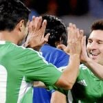 Messi celebra un gol con Juan Pablo Ángel en un partido benéfico disputado el pasado domingo en Medellín