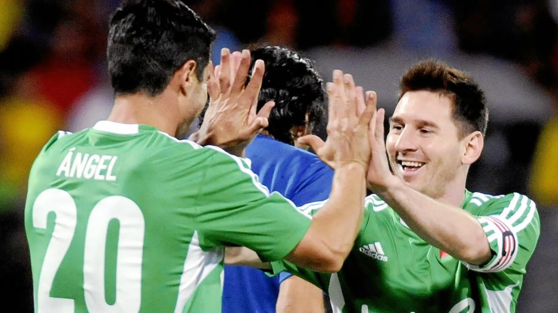 Messi celebra un gol con Juan Pablo Ángel en un partido benéfico disputado el pasado domingo en Medellín