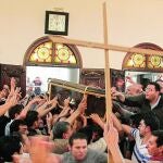 Cristianos coptos portan el féretro de uno de los fallecidos en los enfrentamientos con musulmanes