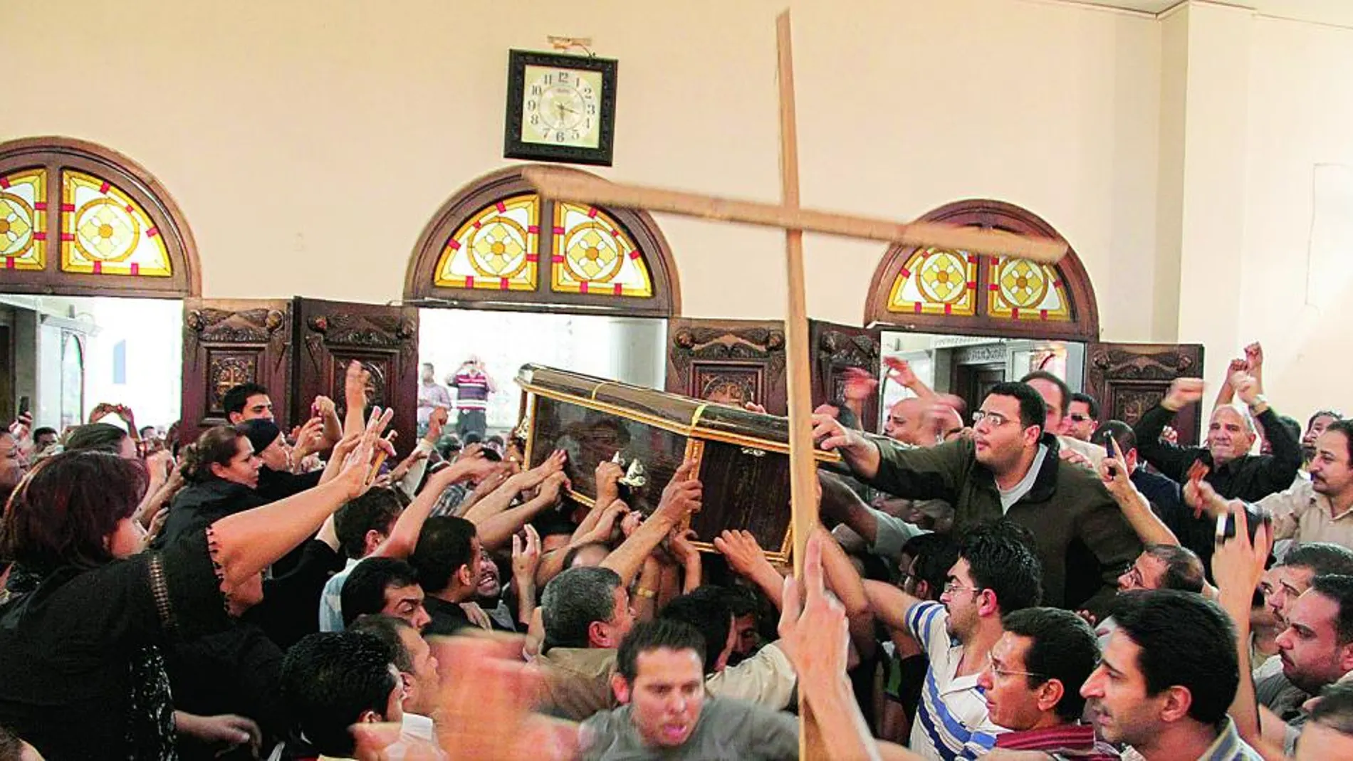 Cristianos coptos portan el féretro de uno de los fallecidos en los enfrentamientos con musulmanes