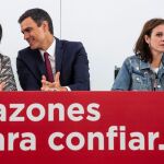 Cristina Narbona, primera por la izquierda, con el presidente Pedro Sánchez, en el Comité Ejecutivo del PSOE. Foto: Gonzalo Pérez