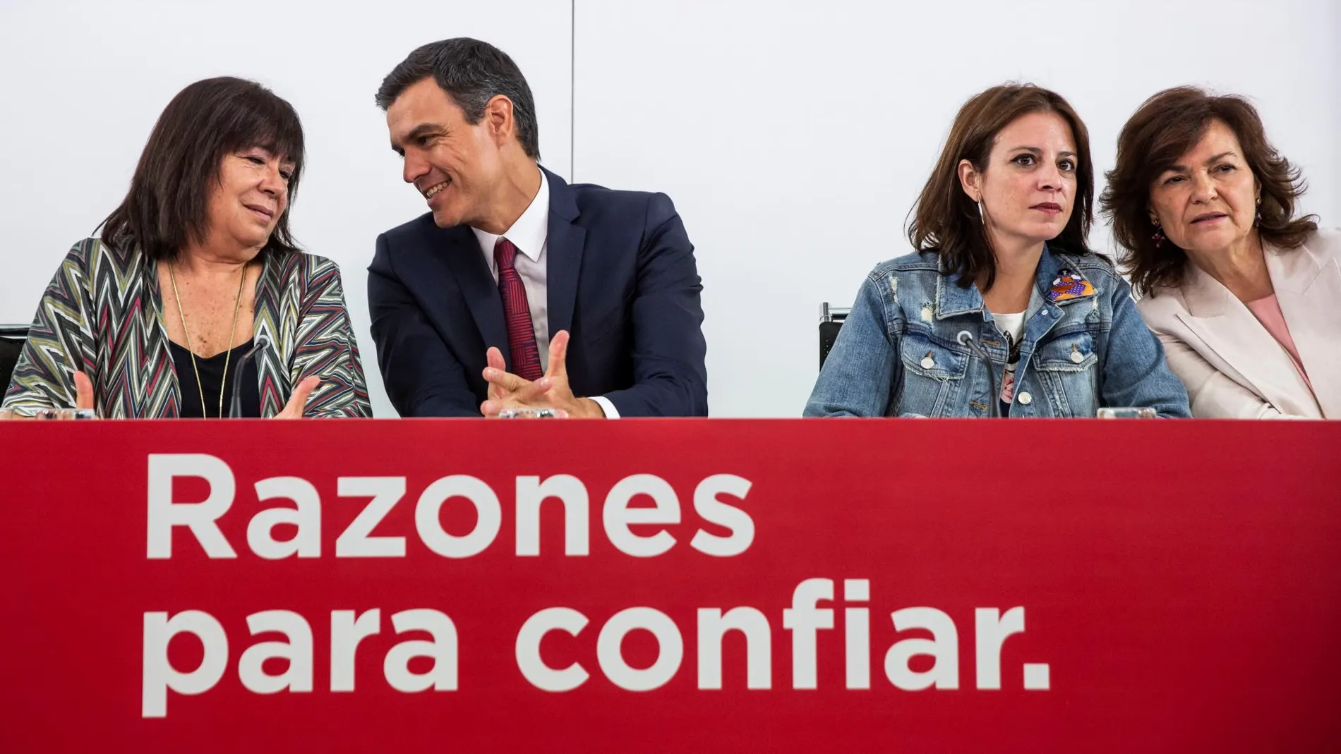 Cristina Narbona, primera por la izquierda, con el presidente Pedro Sánchez, en el Comité Ejecutivo del PSOE. Foto: Gonzalo Pérez