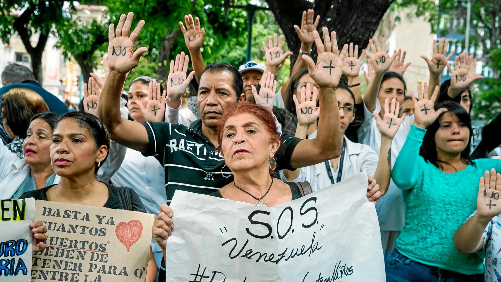 Un grupo de personas participa en una manifestación por falta de trasplantes y tratamientos médicos en Caracas