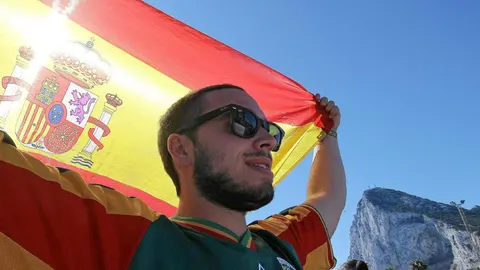Vecinos de La Línea, ayer, en una concentración frente a la Verja para protestar por el creciente clima de tensión