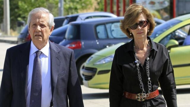 El abogado Javier Gómez de Liaño acompañado de su esposa, la letrada María Dolores Márquez de Prado, a su llegada esta tarde a la prisión de Soto del Real para reunirse con Luis Bárcenas.